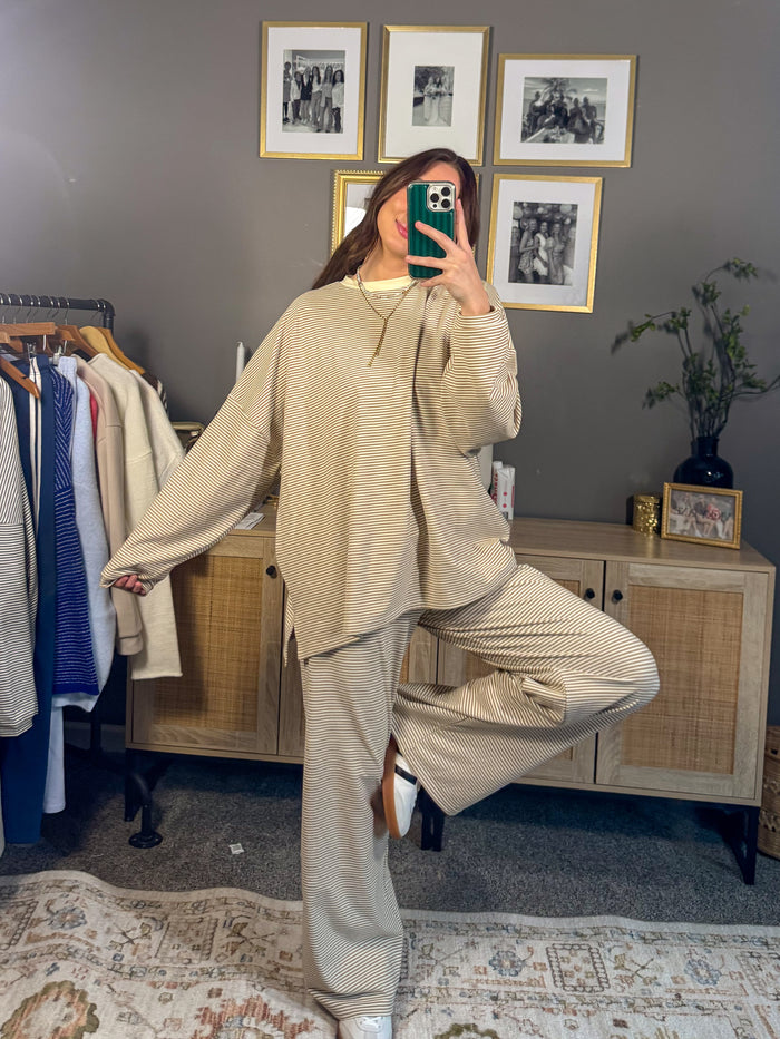 Oversized crewneck sweatshirt relaxed fit women’s boutique clothing Vicky Jane Boutique