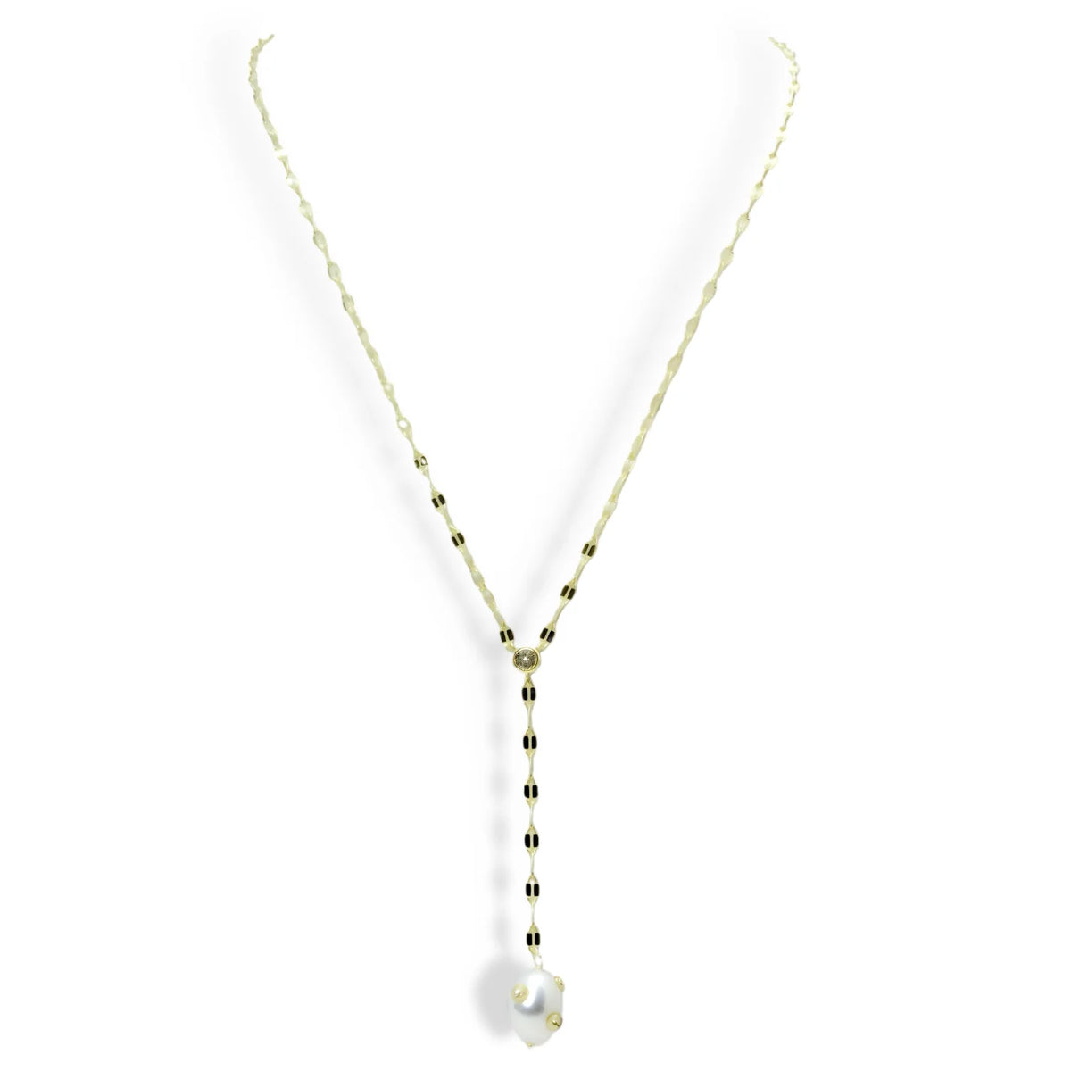 Gold necklace with a pearl water resistant